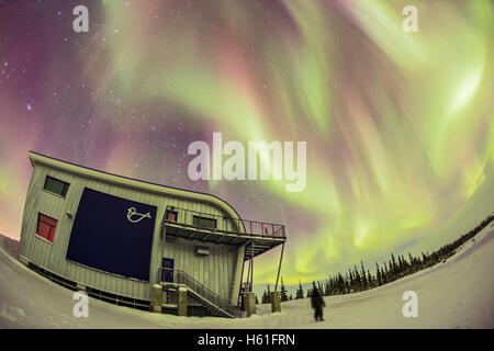 Eine einsame Gestalt blickt über das Churchill Northern Studies Centre, Churchill, Manitoba im Aurora himmelwärts. Ich schoss dieses Feb 4, 20 Stockfoto