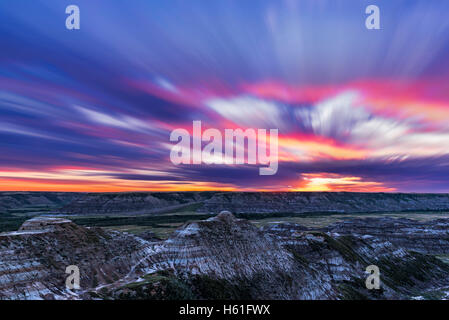 Sonnenuntergang Wolken Streifen im Laufe der Zeit über die Badlands des Red Deer River Valley Horsethief Canyon nördlich von Drumheller, Albe Stockfoto