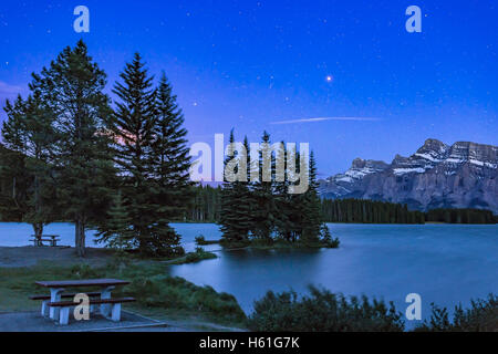 Mars (in der Nähe von hellsten nur vorbei Annäherung) über zwei Jack Lake und Herr Rundle im Banff National Park. Saturn ist Stockfoto