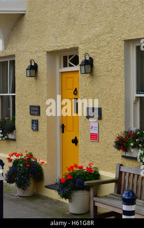 Beaumaris ist eine historische Stadt an der Menai Strait mit seiner mittelalterlichen Burg Stockfoto