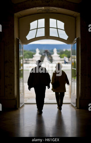 Silhouette einer Frau und ein Mann geht durch eine Tür, Schloss Hof Schloss zu senken, Austria, Österreich, Europa Stockfoto