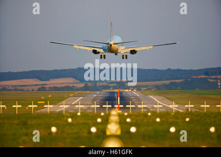 Landung Flugzeug, Flughafen Wien Schwechat, VIE, Wien, Österreich, Europa Stockfoto