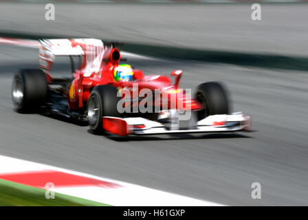 Motorsport, Felipe Massa, Brasilien, in einem Ferrari F10 Rennwagen Formel1 Tests auf dem Circuit de Catalunya Rennen verfolgen in Stockfoto