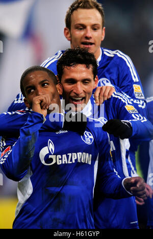 Übereinstimmen Sie Jefferson Farfan jubeln, mit Kevin Kuranyi und Ivan Rakitic, deutschen Fußball-Bundesliga, Saison 2009/2010, 22. Spieltag FC Stockfoto