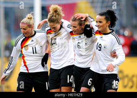 Freude der deutschen Mannschaft nach dem 2:0 von Simone Laudehr, von links: Anja Mittag, Fatmire Bajramaj, Kim Kulig, Simone Laudehr Stockfoto