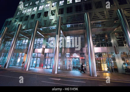 Abendliche Straßenansicht in Canary Wharf London Stockfoto