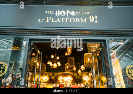 Harry Potter Sammlerstücke an der Kings Cross Station in London Stockfoto