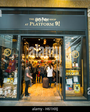 Harry Potter Sammlerstücke an der Kings Cross Station in London Stockfoto