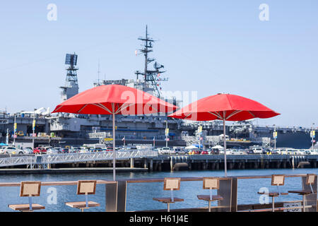 Zwei rote Tabelle Sonnenschirme an der San Diego Bucht. San Diego, Kalifornien, USA. Stockfoto