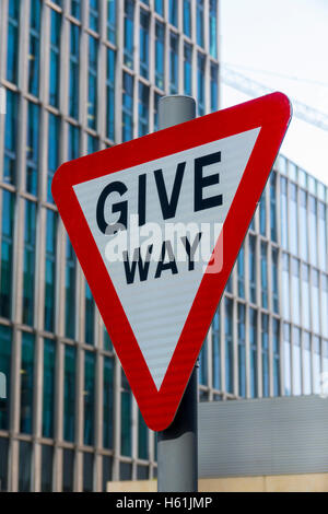 Wege-Schild in London zu geben Stockfoto