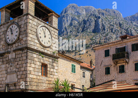 KOTOR, MONTENEGRO - CA. AUGUST 2016. Der Glockenturm wurde im 17. Jahrhundert erbaut. Es entstand zum Teil im barocken Stil, whi Stockfoto