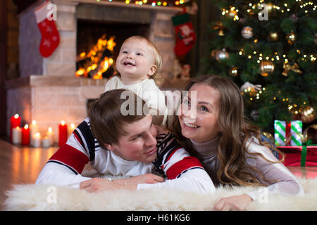 Glückliche Familie Mutter, Vater und baby kleiner Junge spielt im Winter für die Weihnachtsferien Stockfoto