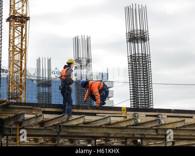 Bukarest, Rumänien, 25. Februar 2016: Arbeiter arbeiten auf der Baustelle eines Gebäudes in Bukarest. Stockfoto