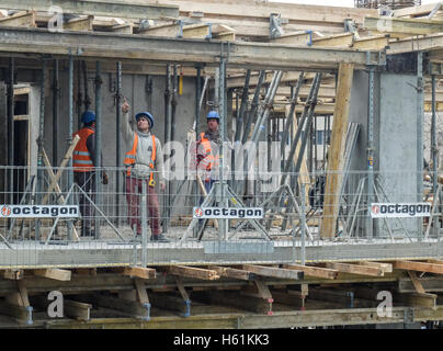 Bukarest, Rumänien, 25. Februar 2016: Arbeiter arbeiten auf der Baustelle eines Gebäudes in Bukarest. Stockfoto