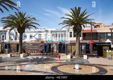 Glenelg, kleine Stadt am Meer in Adelaide und die hübsche Stadt im Zentrum Platz und helle Schiene Straßenbahn nach Adelaide, Südaustralien Stockfoto