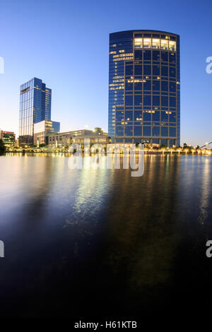 Nacht-Landschaft, Gebäude in Woodlands Gegend, Houston, Texas Stockfoto