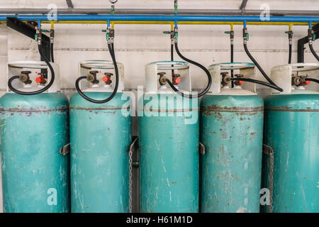 Behalten Sie den Gas-Tank für Sicherheit außerhalb des Gebäudes.  Flüssiggas oder LPG. Stockfoto