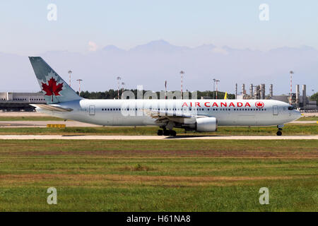 Air Canada Boeing 767-375 ER Fotografiert am Flughafen Malpensa, Mailand, Italien Stockfoto