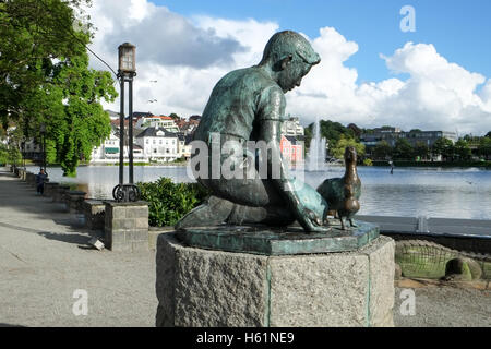 Stavanger, Norwegen - Juli 2016: Die Statue des jungen und Enten, Breiavatnet Lake, im Herzen von Stavanger. Stockfoto