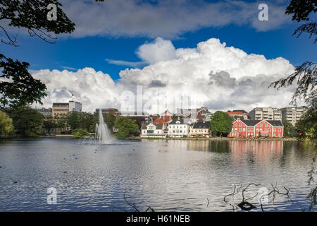 Stavanger, Norwegen - Juli 2016: Breiavatnet, der See in der Mitte der Stadt. Stockfoto