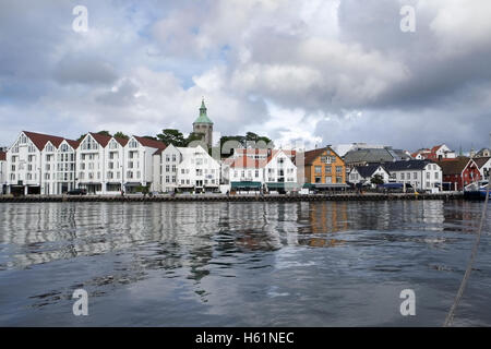 Stavanger, Norwegen - Juli 2016: Ein Panoramablick über ein Hotel, Bars und Restaurants mit Blick auf den Hafen Stockfoto