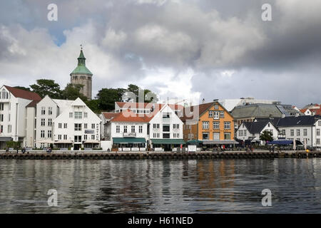 Stavanger, Norwegen - Juli 2016: Der Hafen "Vaagen" und Kai Geschäfte, Bars und Restaurants der ehemaligen Meeres Häuser Stockfoto