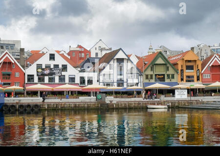 Stavanger, Norwegen - Juli 2016: Die ehemalige Seehäuser entlang der Uferstraße befinden sich Geschäfte, Bars und restaurants Stockfoto