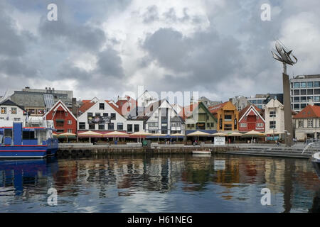 Stavanger, Norwegen - Juli 2016: Stavanger Hafen mit seiner umgebauten Seehäuser jetzt Gehäuse, Bars, Geschäften und Restaurants. Stockfoto