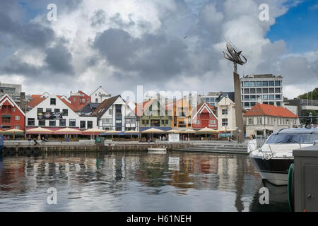 Stavanger, Norwegen - Juli 2016: Der Innenhafen mit Geschäften, Bars und Restaurants unter einem schweren Himmel. Stockfoto