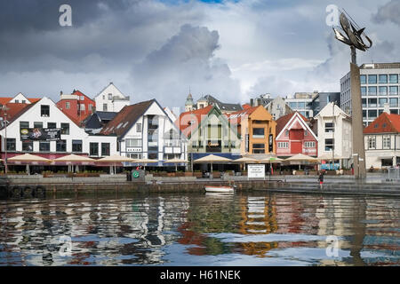 Stavanger, Norwegen - Juli 2016: Der Hafen und umliegenden Geschäfte, Bars und Restaurants unter einem bedrohlichen Himmel. Stockfoto