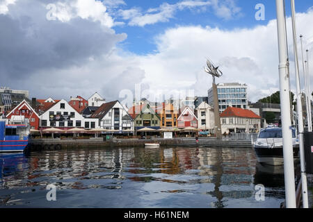 Stavanger, Norwegen - Juli 2016: Der Hafen umgeben von Bars, Restaurants und Geschäfte von ehemaligen Seehäuser umgewandelt Stockfoto