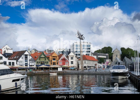 Stavanger, Norwegen - Juli 2016: Gewitterwolken über dem Hafen von Stavanger Stockfoto