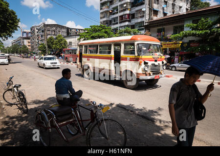 Ein alter Bus fährt in einer Straße in Yangon, Myanmar Stockfoto
