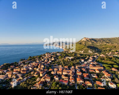 Santa Maria di Castellabate liegt am Meer in der Nähe von Acciaroli, im schönen Cilento Nationalpark. Es ist eine tolle Aussicht von hoch Stockfoto