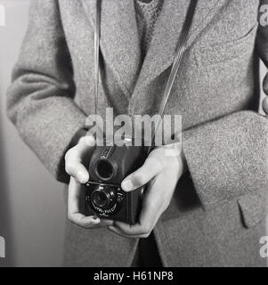 Anfang der 1950er Jahre, historisch, Schule junge stehend mit einer Hüfthöhe Kamera Ensign Ful-Vue Modell II, Twin-Lens reflex Box-Film-Kamera. Stockfoto