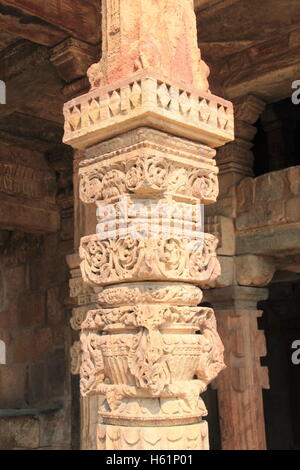 Säule Detail, Quwwat-Ul-Islam Masjid, Qutb Minar Komplex, Mehrauli archäologischer Park, Delhi, Indien, indischer Subkontinent, Asien Stockfoto