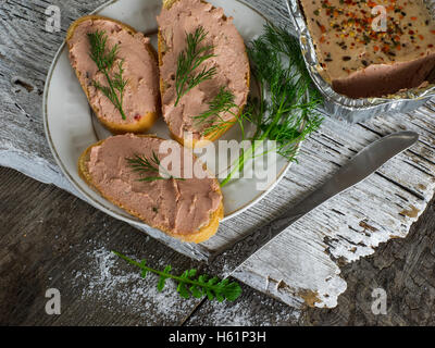 Sandwiches mit Leberpastete auf alte verwitterte Holz Hintergrund Stockfoto