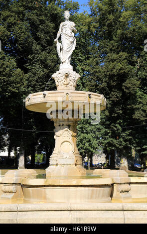 Brunnen (Fontaine de Poppa de Bayeux) in Place Charles de Gaulle, Bayeux, Calvados, Basse Normandie, Frankreich Stockfoto