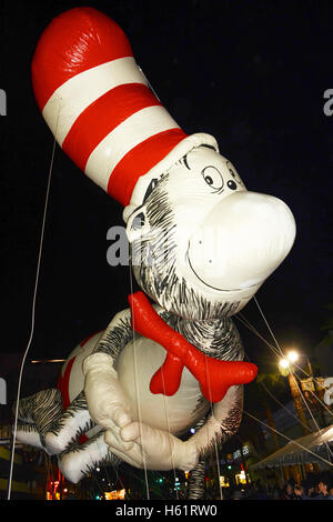 Katze in der Hut-Ballon-Atmosphäre auf der 84. Annual Hollywood Christmas Parade - "The Magic of Christmas" Featuring Marine Toys for Tots Foundation - 29. November 2015 Stockfoto