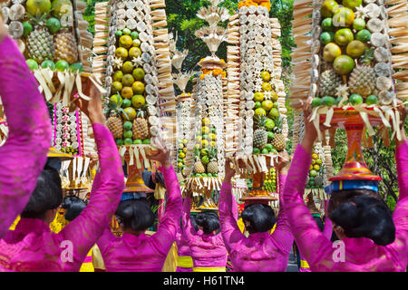 Prozession balinesischen Frauen in traditionellen Kostümen mit Angebot auf Köpfe für hinduistische Zeremonie. Kunst-Festivals, Kultur von Bali. Stockfoto