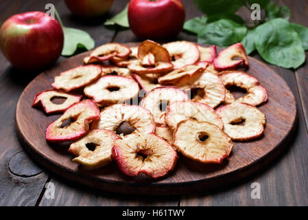 Äpfel-Chips auf Holzbrett, Closeup, horizontal Stockfoto