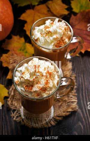 Kürbis würzig Latte in Gläsern, Herbst Heißgetränk Stockfoto