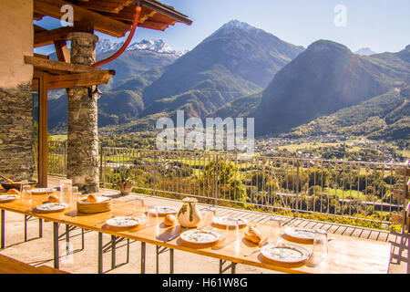 Mittags Blick von der Terrasse des Les Granges Bio-Weinbergs Nus & Fenis, mit Blick auf Fenis, Aostatal, Italien. Stockfoto