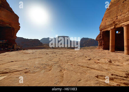 Zeigen Sie aus dem Urn-Grab der Königsgräber in die Felsenstadt Petra an, Jordanien Stockfoto