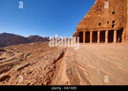 Zeigen Sie aus dem Urn-Grab der Königsgräber in die Felsenstadt Petra an, Jordanien Stockfoto