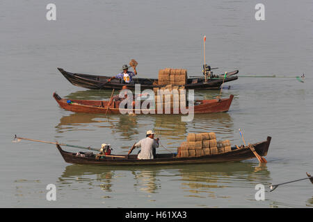 Drei Fischer Fischerei fallen auf dem Irrawaddy in Myanmar (Burma) einstellen. Stockfoto