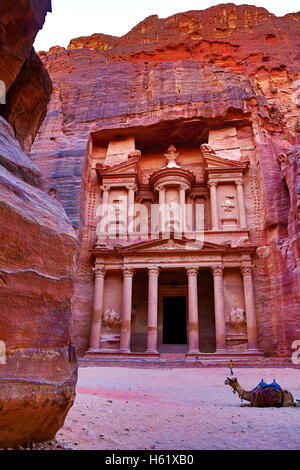 Blick auf die Treasury, Al-Khazneh, aus den Siq, Petra, Jordanien Stockfoto