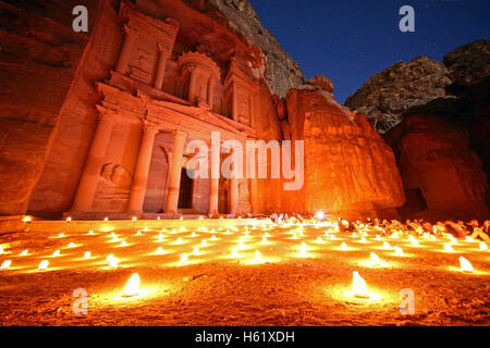 Blick auf die Treasury, Al-Khazneh, in der Nacht mit Kerzen, Petra, Jordanien Stockfoto