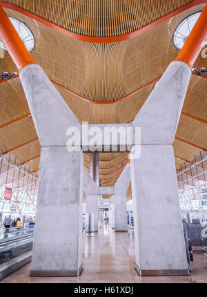 Terminal T4 am Flughafen Adolfo Suarez-Barajas in Madrid, Spanien. Terminal 4, entworfen von Antonio Lamela und Richard Rogers Stockfoto