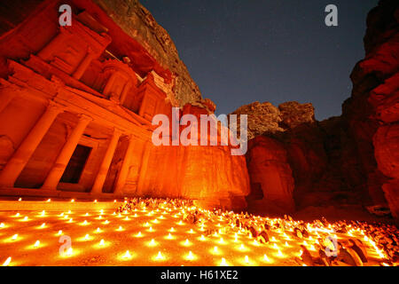 Blick auf die Treasury, Al-Khazneh, in der Nacht mit Kerzen, Petra, Jordanien Stockfoto